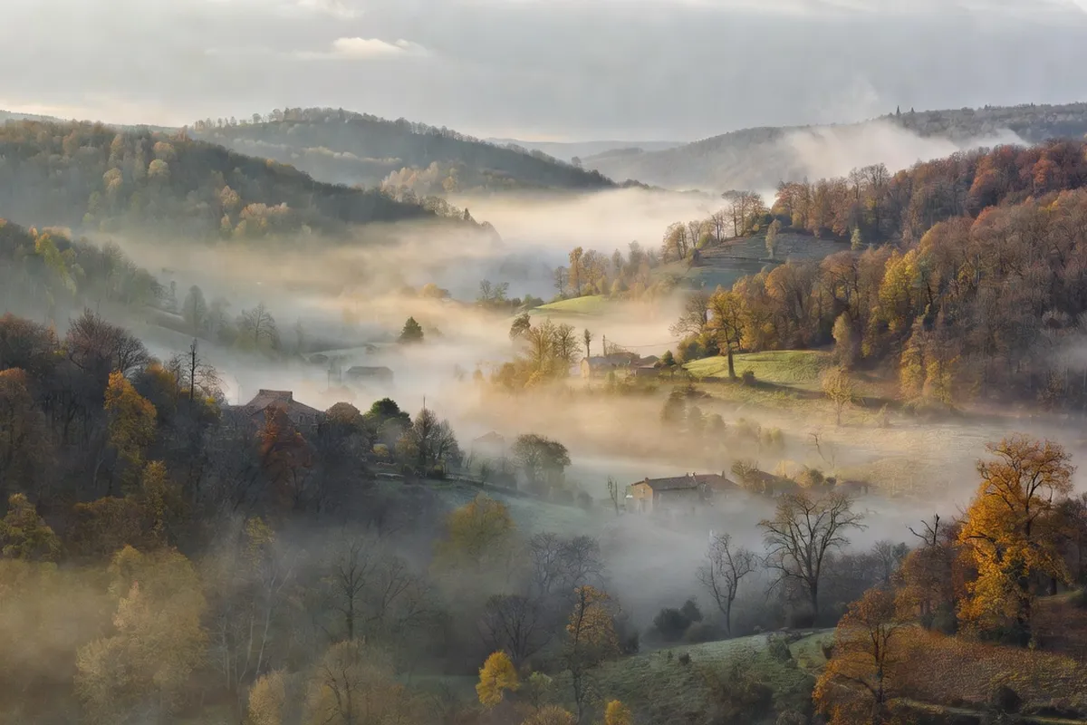 Paysage printanier du Haut-Languedoc avec vallée verte et reliefs